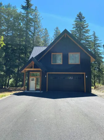 Cozy 2-bedroom cabin in charming Ronald with WiFi, AC