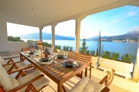 4-bedroom beachfront Villa in peaceful Rose with sea view Hotels in Herceg Novi
