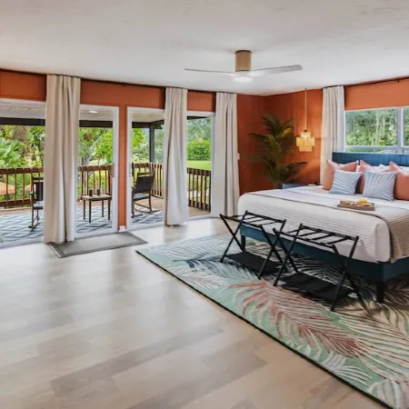 Sara Bay Base Camp: Private Tropical Oasis, Pool, Golf, Bocce, Firepit, PETS