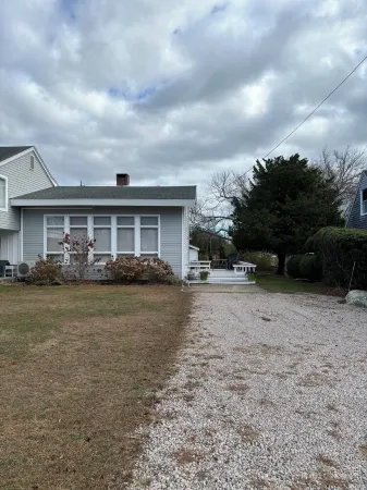 Charming 3-bedroom townhome-like guest unit with AC and WiFi in QEBA