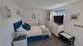 1 bed self-contained annex, with off-road parking.