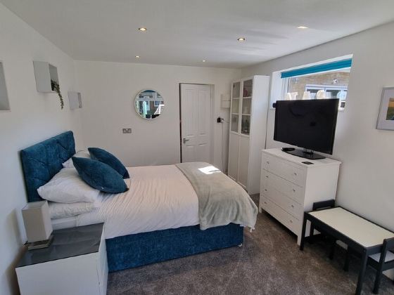 1 bed self-contained annex, with off-road parking.