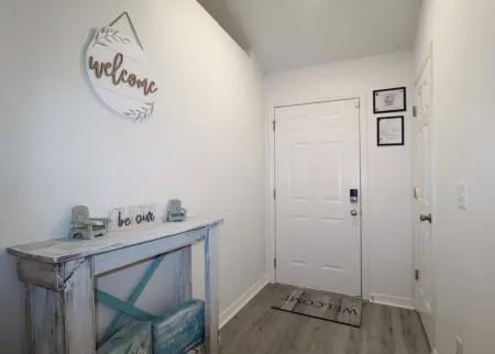 Spacious 3-bedroom house with A/C, heat, wi-fi, in peaceful setting by the river