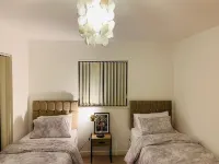 Green Lantern, Private En-suite Double Room, Garden and Free Parking Hotels in Aveley