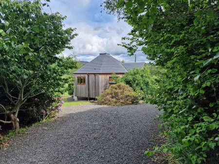 Luxury, secluded, Adult only Treehouse with hot tub, woodburner & stunning views