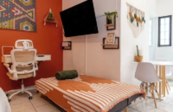 Free Parking, 6min->Beach & DWN, 950Mbps, KingBed, Laundry Service, PetsOK