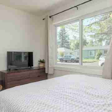 Cozy Cottage Near it All Rooms