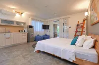 Charming 1 bedroom studio sea front and  huge  creole garden with AC, WiFi Отели в г. 