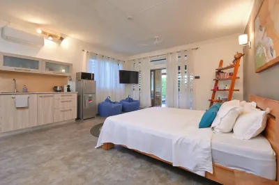 Charming 1 bedroom studio sea front and  huge  creole garden with AC, WiFi Отели в г. 