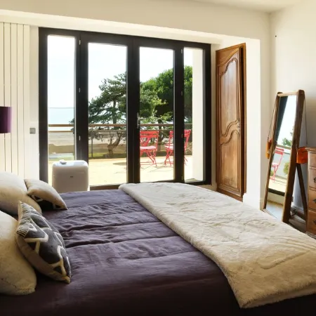 Villa with swimming pool and magnificent sea view