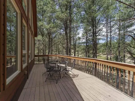 Chalet-Style Retreat on the Green, Close to Ski Slopes - Sleeps 8-12