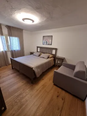 The little house on the river - nice one-bedroom apartment very close to the city center