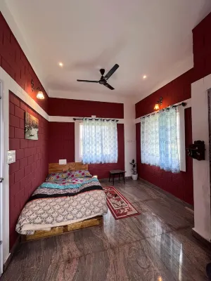 Beautifully designed Earthern home situated at the base of Skandagiri hills. Hotel a Chikkaballapura