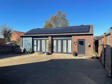 Coastguard's Boathouse ,Wells-next-the-sea, close to beach, harbour, parking,EV