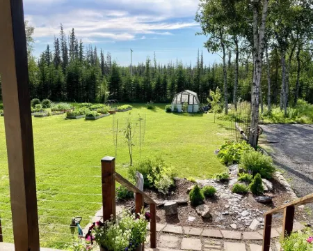 Expansive Kenai home near fishing, airport w/pool table, fire pit, gardens! Hoteles en Kenai