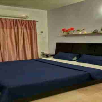 Entire 2-bedroom house with WiFi and Parking Rooms