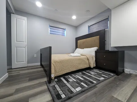 Home away from home! Entire basement suite with privacy and driveway parking! Отели рядом с достопримечательностью «Университет Брендона»