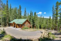 Hot Tub Hideaway w/ Views & Deck in Fairplay! - 3 tähden