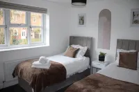 3brs,2.5bthrms, WIFI, gated parking for 2 cars, Discount on Long Term bookings! Các khách sạn ở Wythenshawe