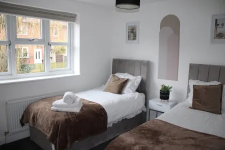 3brs,2.5bthrms, WIFI, gated parking for 2 cars, Discount on Long Term bookings! Отели в г. Уайтеншо