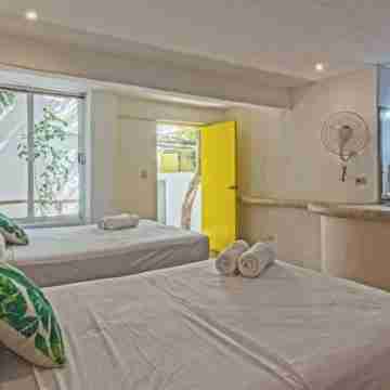 Twin Room on 5th, one block to the beach Rooms