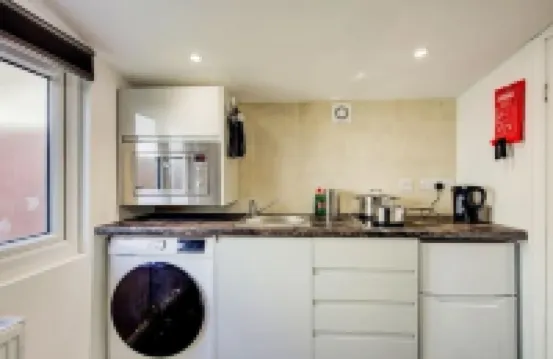 Luxury Studio Cabin - Central Location - Parking