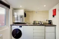 Luxury Studio Cabin - Central Location - Parking