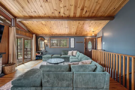 4-bedroom house in serene Basye with AC, WiFi. Enjoy relaxation