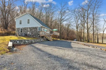 Mountain Ferry Landing - Riverfront Access