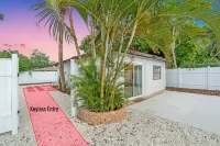Coastal Luxury 7mi to Anna Maria Private Cottage