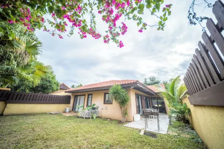 Spacious Vitality Villa in Miami with dedicated workspace 3 bed 2 bath Отели в г. Айвис-Истейтс