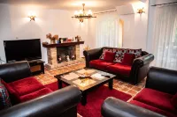 Family style villa, close to the beach with private pool Hotel a Neptun