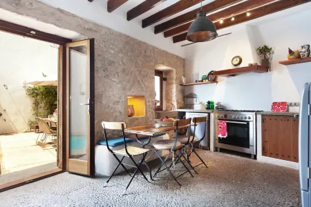 Designer Townhouse, Heated pool, close to main plaza, WiFi, 4 beds sleeps 7