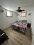 Cozy, pet friendly, newly renovated chalet home with shared beach & water views Отели рядом с достопримечательностью «Long Island»