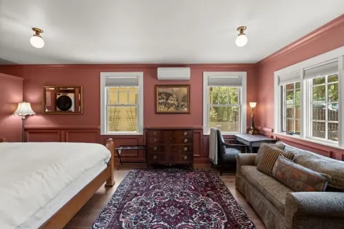 The Monarch - charming cottage in prime downtown Jacksonville w/AC + luxury bath