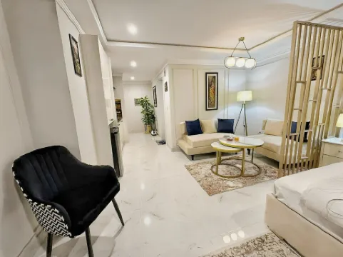 Cozy Apartment with King Bed,