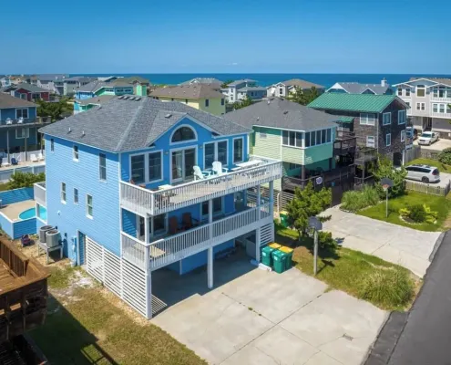 1 min private beach walk. Stylishly renovated with beach views! Hot tub & pool!
