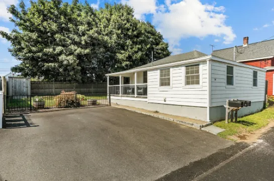 Charming 1-bedroom cottage just steps from Island Park Beaches Hotels in Portsmouth