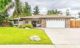 Spacious 3-bedroom house with pool in a peaceful area in Bakersfield.