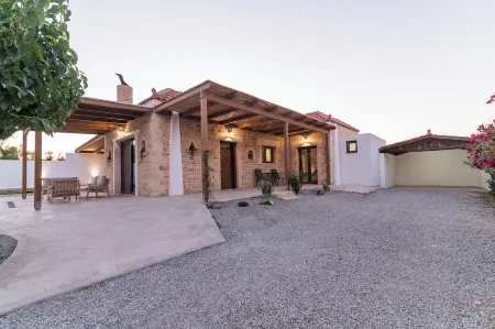 Quiet 2 bedroom and 2 bathroom villa with a big infinite swimming pool