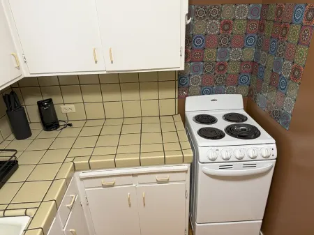 Affordable Ground Floor Unit In The Heart Of HMB Downtown: Former Mayor's House Отели рядом с достопримечательностью «Венис Бич»