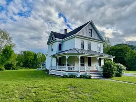 Spacious getaway with private river access minutes from ski area