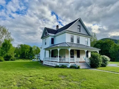 Spacious getaway with private river access minutes from ski area Hotel di Charlemont