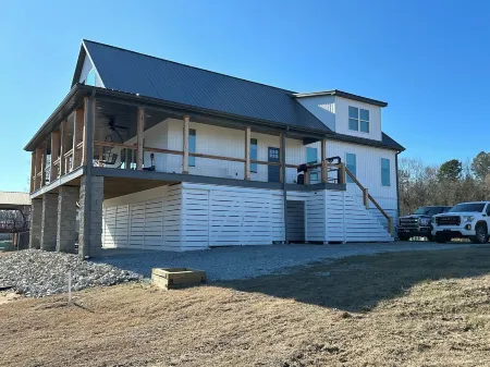 RIVERFRONT  NEW 4-bedroom house with WiFi and AC in Calico Rock