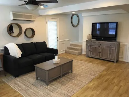 The Guesthouse-Located right between Asheville and Black Mountain Отели рядом с достопримечательностью «Charles D Owen Park»