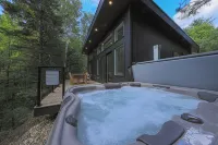 Cozy Luxury Cabin w/ Hot Tub, Fireplace, King Bed Hotels in Newry