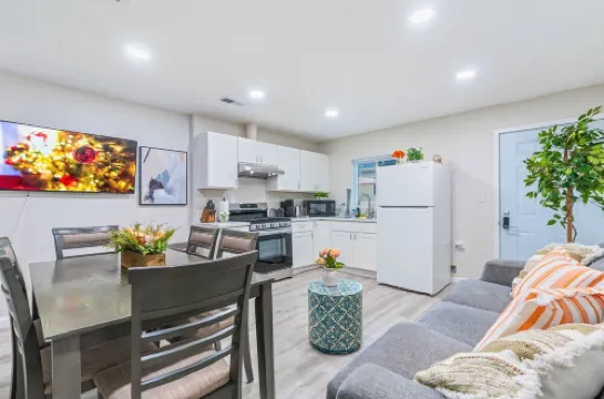 M2-Bungalow Home Quiet & safe 3bedroom 2 bath Foot of the mountain Kingbed!