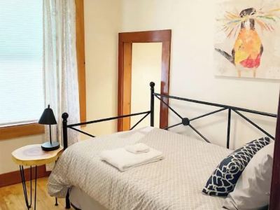 3 Bedroom Cozy BurlingtonEscape w/HOT TUB!