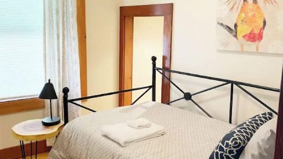 3 Bedroom Cozy BurlingtonEscape w/HOT TUB!