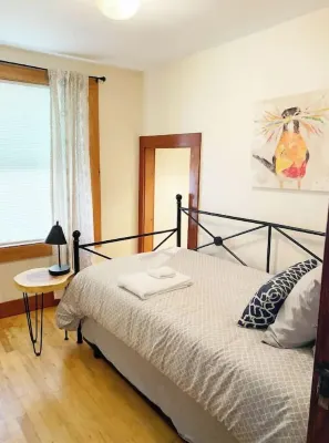 3 Bedroom Cozy BurlingtonEscape w/HOT TUB!